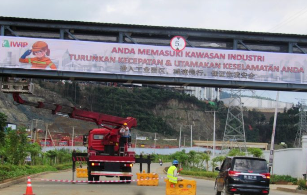 Plang peringatan kecelakaan di kawasan PT. IWIP