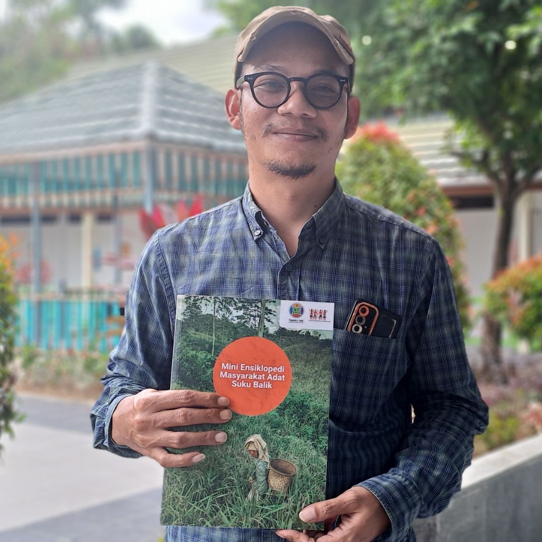 Ketua AMAN Kaltim, Saiduani Nyuk mempelihatkan Mini Ensiklopedia Suku Balik yang terbit pada akhir tahun lalu. (Almerio/intuisi.co)