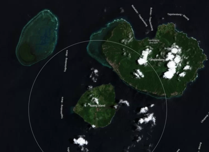 Area radius 7 km dari kawah gunung api ruang, sesuai foto satelit pada 18 maret 2024, sebulan sebelum erupsi. Pulau besar di sebelah kanan adalah tagulandang.