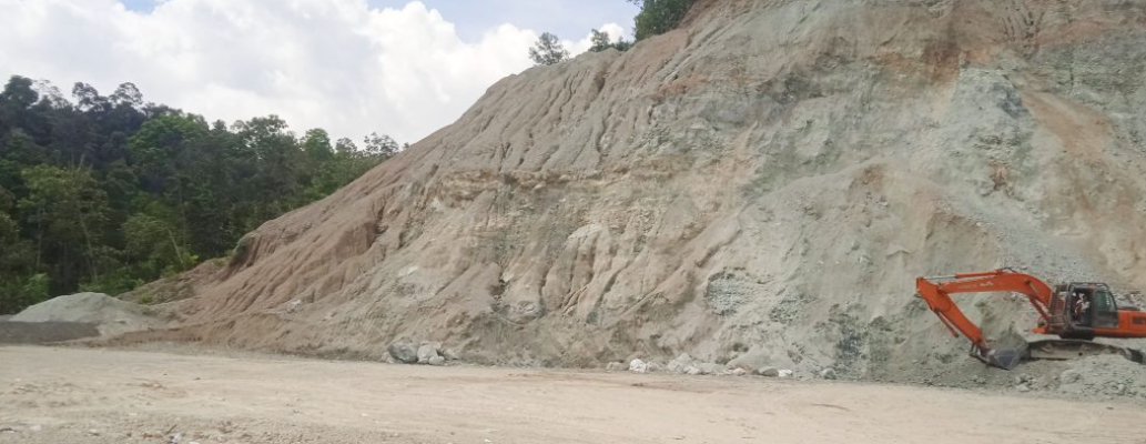 Bukit di tepi jalan desa Lelilef Waibulan dibongkar dengan alat-berat-untuk-diambil material galian c, foto M Ichi