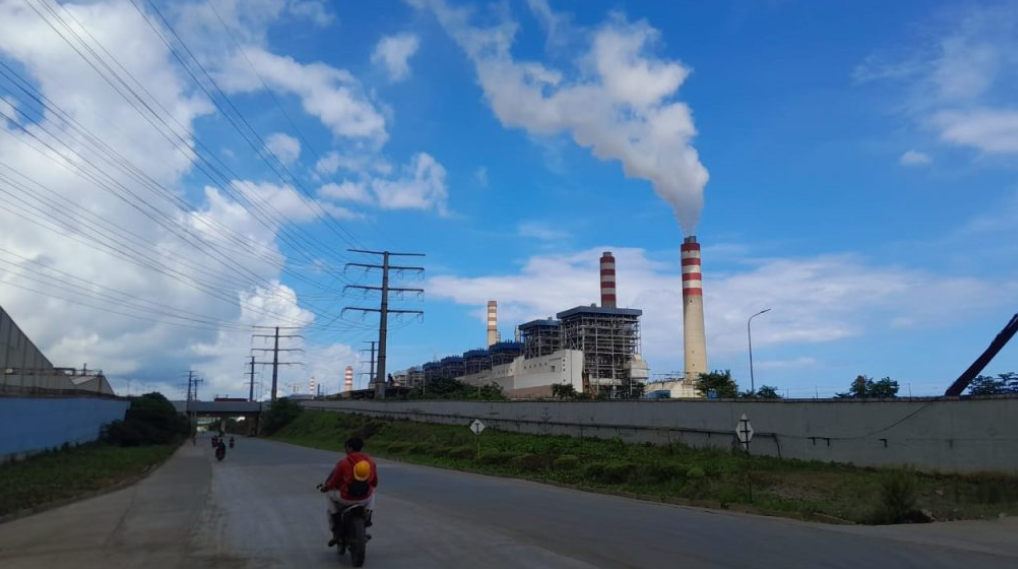 Cerobong PLTU di kawasan industri milik PT IWIP