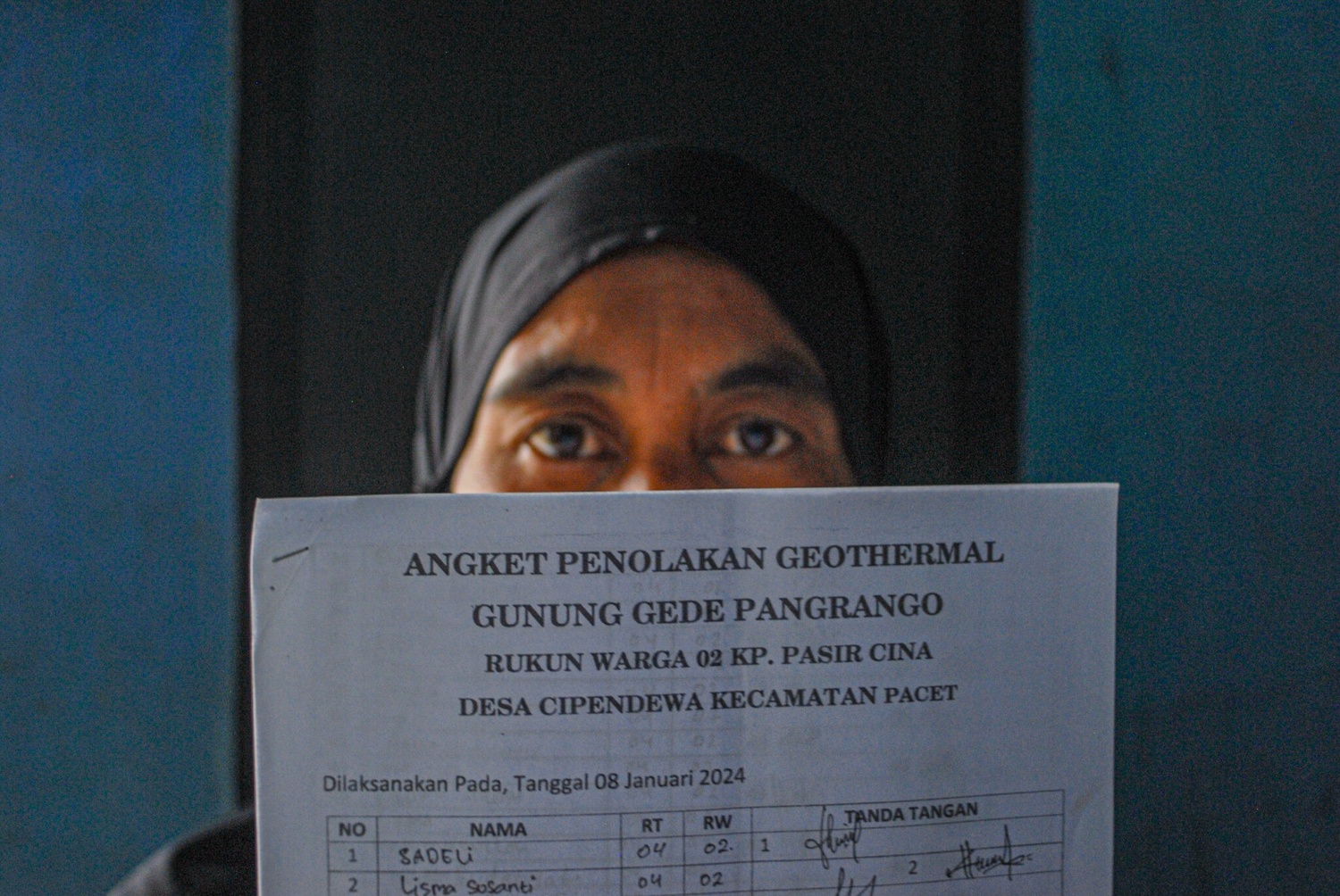 Yanti menunjukan berkas penolakan 