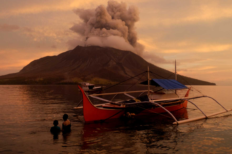 Gunung ruang sewaktu erupsi pada 19 april 2024. (foto zonautara. Comronny adolof buol)