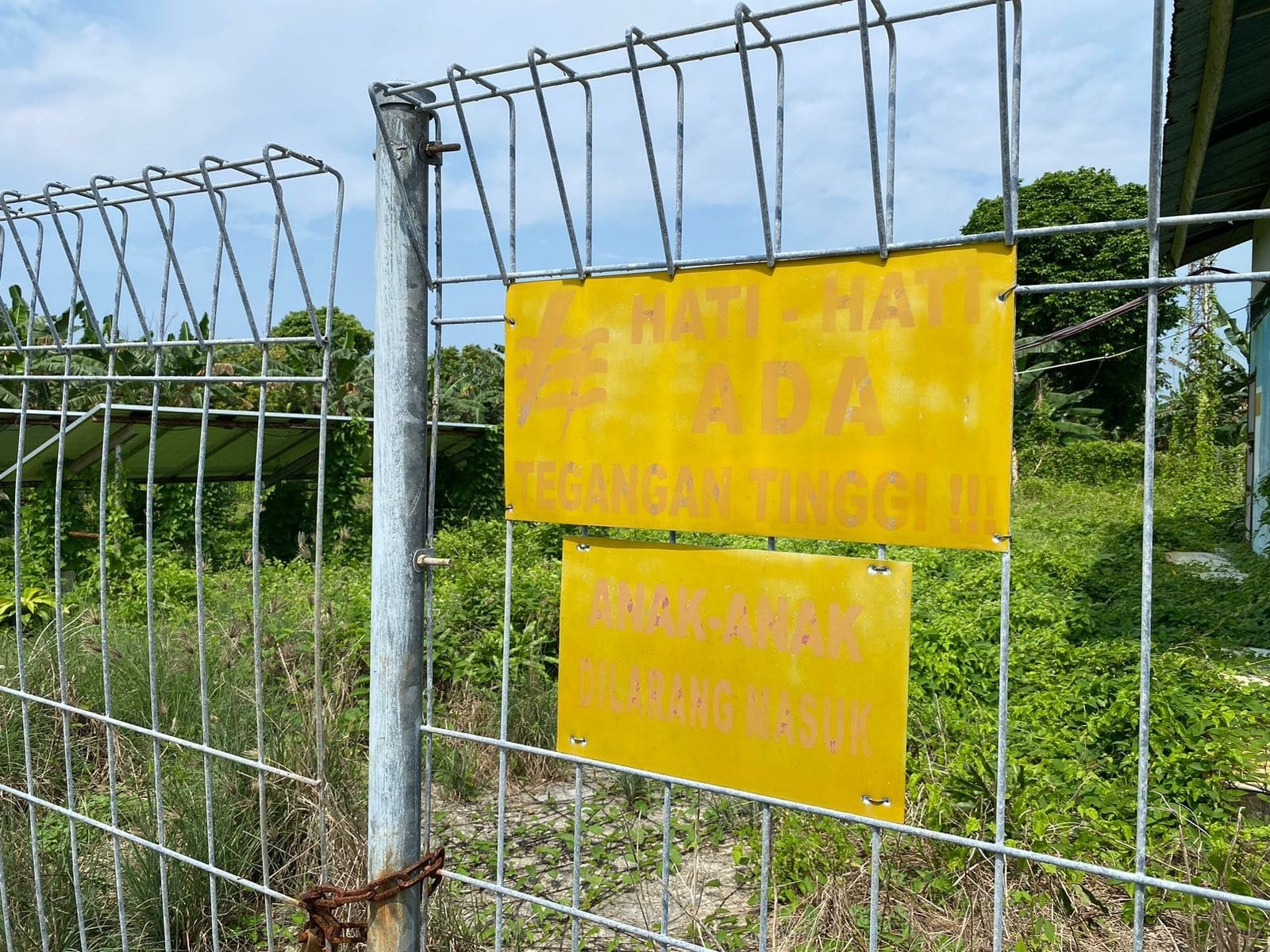 Dilarang masuk tegangan tinggi 