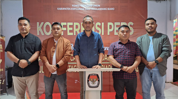 Komisioner kpu sitaro, menggelar konferensi pers perpanjangan kembali pendaftaran bakal pasangan calon bupati dan wakil bupati. (foto zonautara. Comjufri kasumbala)