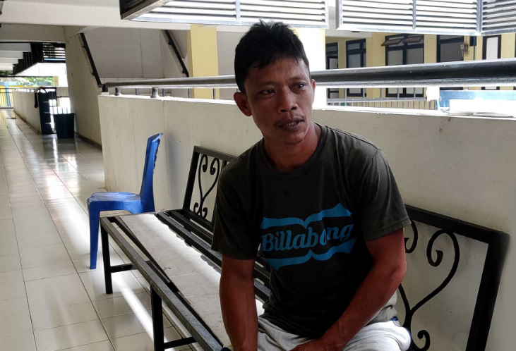 Maikel makainas, pengungsi gunung ruang saat ditemui di lokasi pengungsi di bitung. (foto zonautara. Commarshal datundugon)