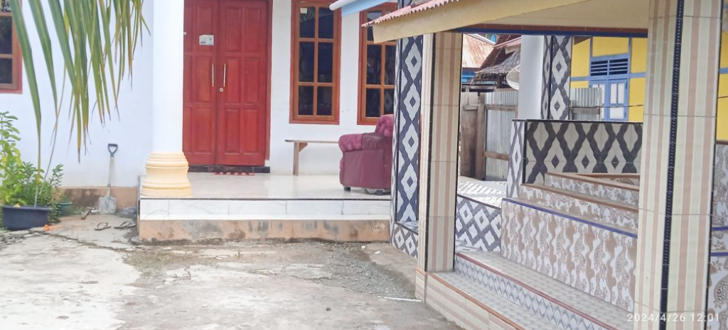 Makam yang berada di samping rumah Naam Loha Ketua-BPD Gemaf, foto M Ichi