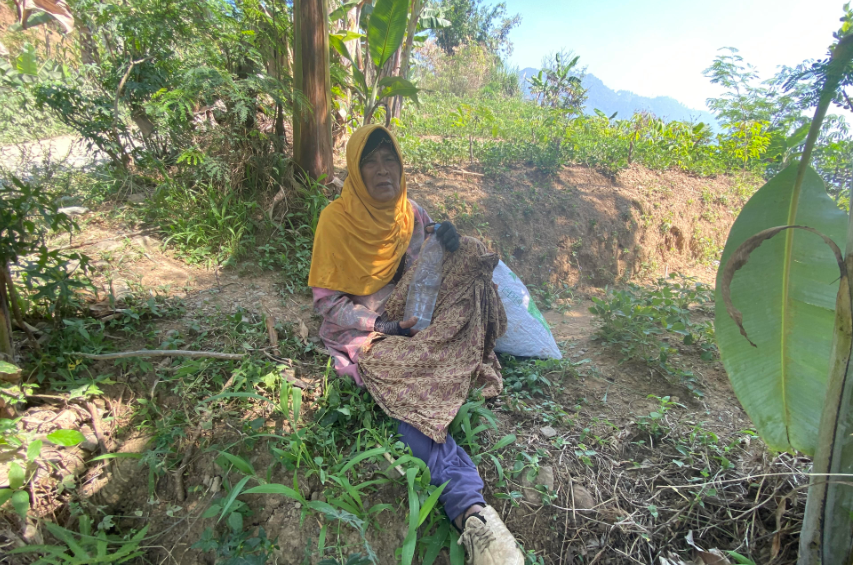 Nariah, 70 tahun, beristirahat usai mencari rumput pakan kelinci di Gunung Karang, Desa Karangsari, Kecamatan Cipongkor. Ia menjadi satu dari ratusan warga yang tergusur proyek tambang batu andesit untuk pondasi waduk Cisokan. 