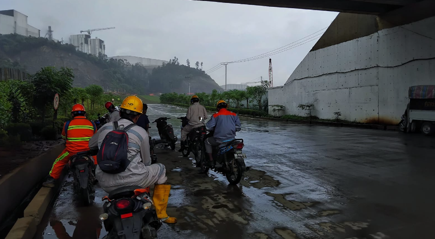 Pekerja di Trans Weda