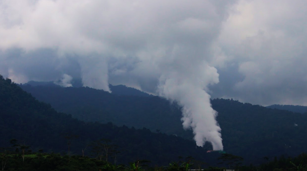 Eksploitasi Uap Panas Bumi Menutupi Langit di Kawasan Taman Nasional Gunung Halimun Salak Jawa Barat. 