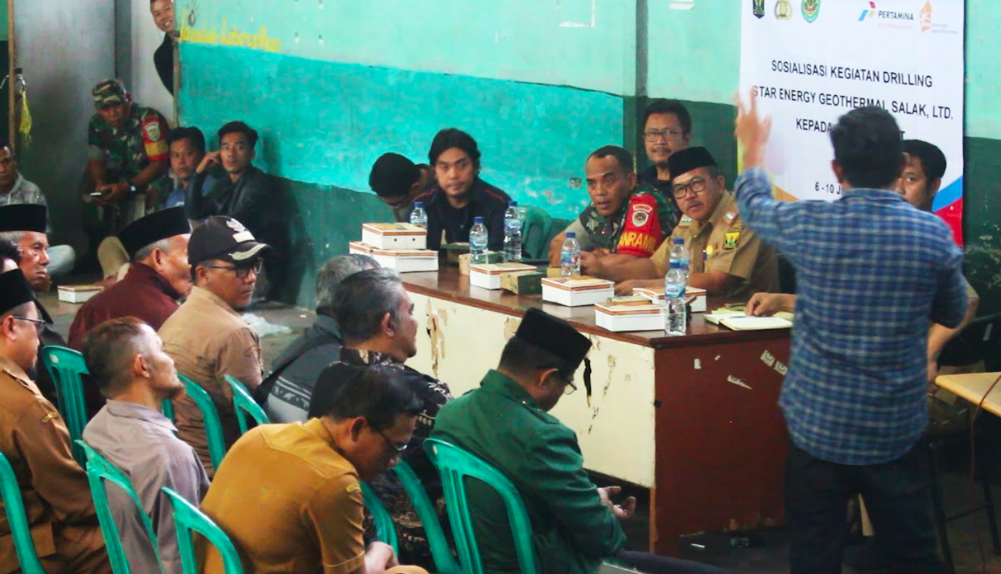 Sejumlah warga protes dalam sosialisasi pengeboran panas bumi 