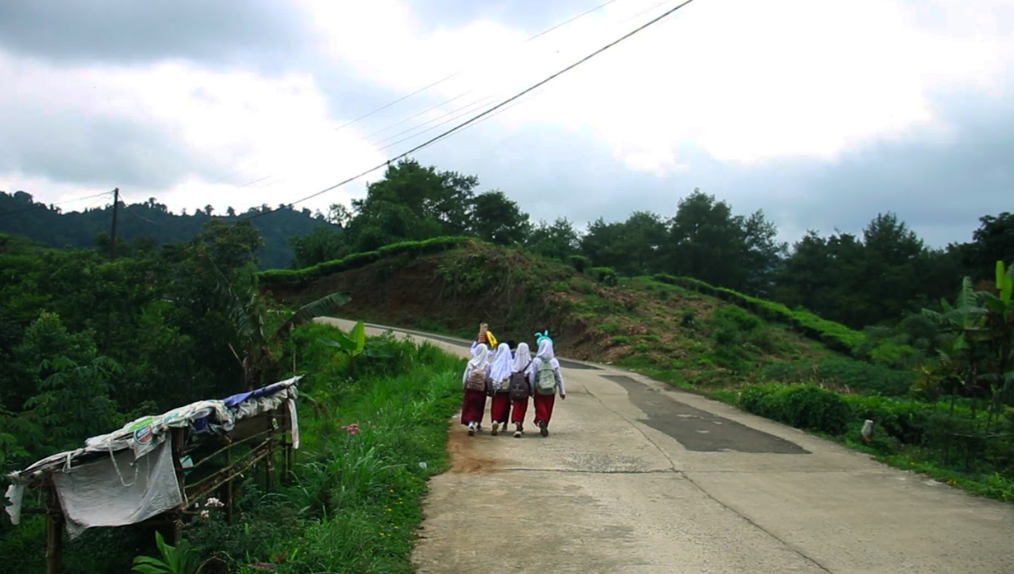Siswi sekolah dasar sedang berjalan di infrastruktur di kawasan ring 1 panas bumi 