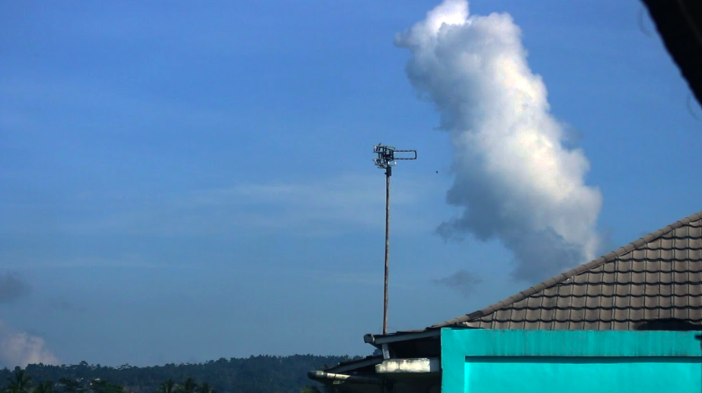 Kepulan asap uap panas bumi terlihat dekat dari pemukiman penduduk 
