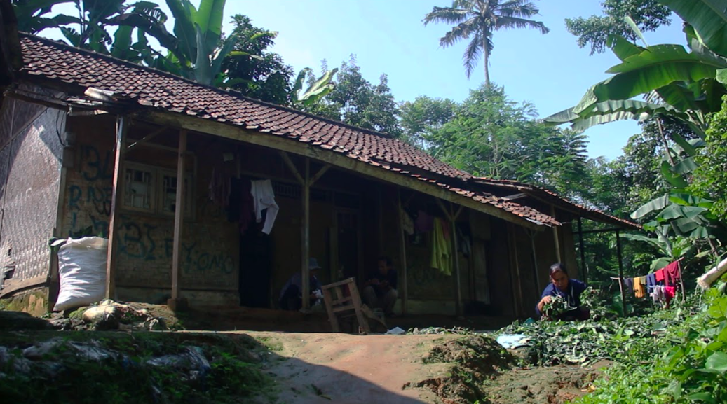 Rumah penduduk yang berada dalam garis kemiskinan