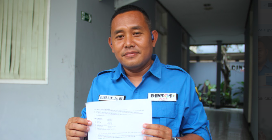 Staf Dinas Sosial Kabupaten Sukabumi memperlihatkan data kemiskinan di Sukabumi. 