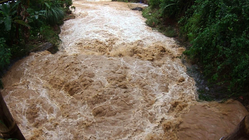 Kondisi Sungai di Kabandungan Sukabumi Keruh dan Meluap Ketika Hujan (Foto Anza Suseno)