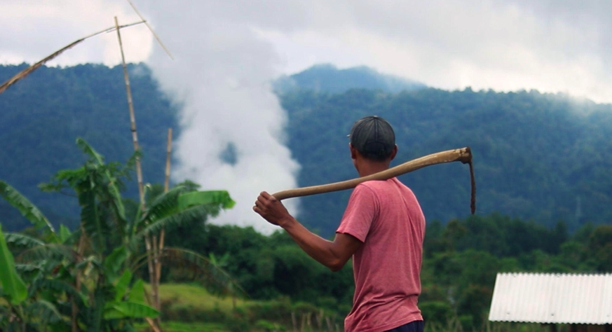Seorang petani melihat kepulan uap asap panas bumi dari ladangnya (Foto Anza Suseno)