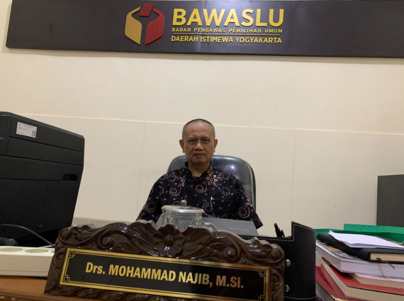 Ketua Bawaslu DIY, Mohammad Najib saat menyebut aduan pencatutan data pribadi dalam tahapan Pemilu 2024 yang diterimanya terdapat 40 laporan.  Foto: Triyo Handoko