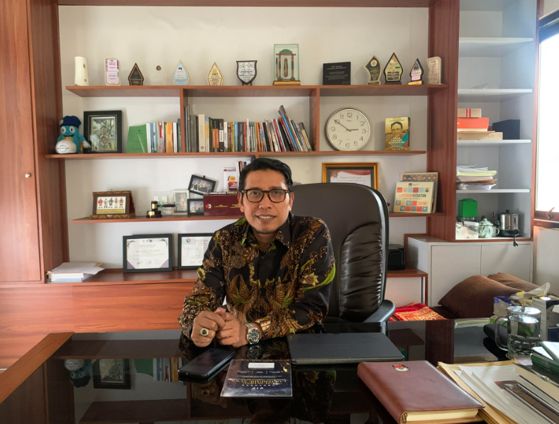 Ketua KPU DIY, Ahmad Shidqi saat menjelaskan kasus pencatutan data dalam Pemilu 2024 yang terjadi di wilayahnya. Foto: Triyo Handoko