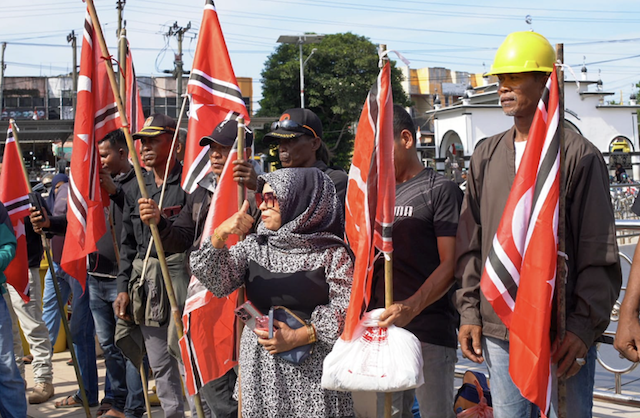 Di Masjid Abu Beureueh Beureunuen, Pidie, warga saling berbagi Bendera Bulan Bintang, Kamis, 25 Desember 2025. Tiang-tiang bendera juga sudah disiapkan di halaman masjid tersebut. Pekikan 'Aceh Merdeka' dan 'Indonesia adalah penjajah' saling bersahutan. (sinarpidie.co/Diky Zulkarnen).