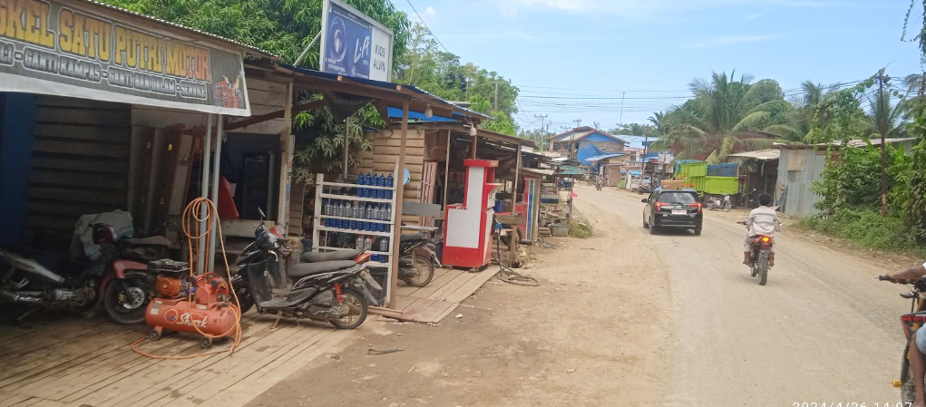Tempat usaha seperti-perbengkelan dan warung berdiri berdempetan di desa-Lelilef foto M Ichi