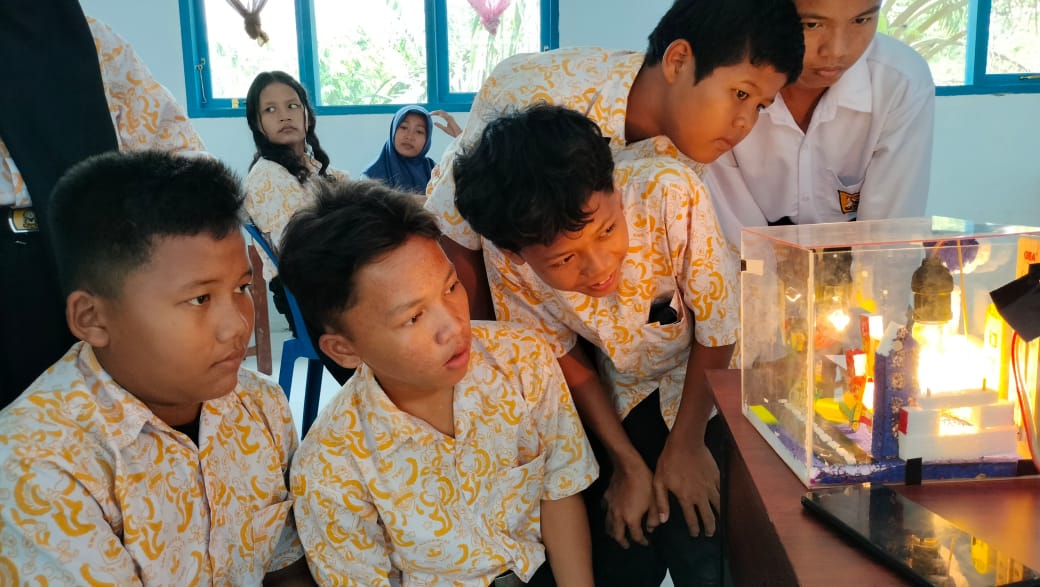 Para murid SD Negeri 67 Muara Sekalo, Tebo, Jambi, mengenal karakter fisik tanaman endemik di desa tempat tinggal mereka. (Foto: Independen/ M Sobar Alfahri)