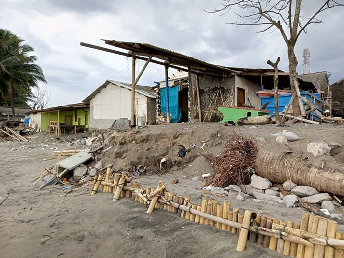 ​  Keterangan foto: Abrasi membuat sebagian rumah warga di Pelabuhan Ratu hancur (foto: Taufiqurrohman)  ​