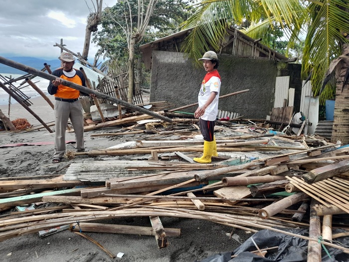 Banjir rob menghancurkan bangunan kayu