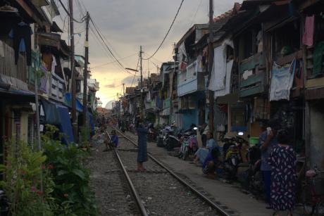 Permukiman warga yang tinggal di Kampung Pinggir Rel (Kapirel) Dupak Magersari, Kecamatan Bubutan, Kelurahan Jepara, Kota Surabaya (Rangga Prasetya Aji Widodo/Independen.id)