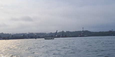 Nelayan di Teluk Balikpapan saat mencari ikan bersisian dengan kapal-kapal raksasa. (Almerio Pratamaintuisi.co)