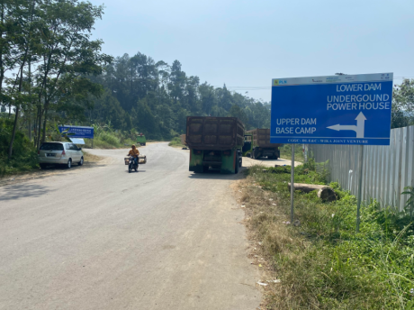 Seorang pengendara motor melintas area proyek PLTA Upper Cisokan di Kampung Cimarel, Desa Sukaresmi, Bandung Barat. 