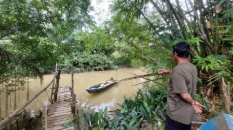 Nuranto menunjukkan kondisi terkini Sungai Pemaluan yang berada tepat di belakang rumahnya. (Fitri Wahyuningsih/Kaltimtoday.co)