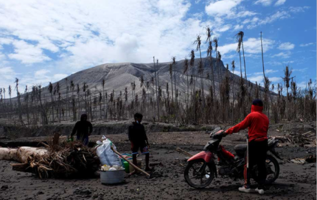Warga pulau ruang mencoba mengambil harta benda yang tersisa dari erupsi gunung ruang. (foto: zonautara. Com/yegar sahaduta)