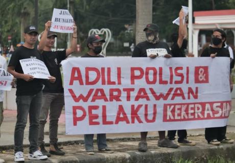 Massa dari kalangan jurnalis, aktivis dan warga Poco Leok melakukan aksi di depan Mapolres Manggarai bersamaan dengan sidang etik terhadap Hendrikus Hanu pada 24 Februari 2025. (Dokumentasi Floresa)