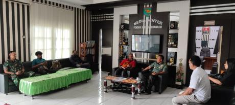 Pertemuan tim Jubi bersama Kapendam XVII/Cenderawasih di ruang kerjannya pada Rabu, 26 Februari 2025. - Dok Koalisi Advokasi Keadilan dan Keselamatan Jurnalis di Tanah Papua