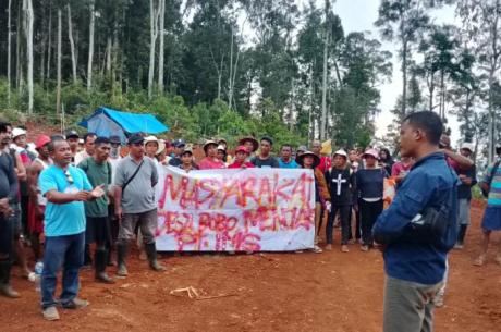 Warga melakukan aksi penolakan tambang nikel