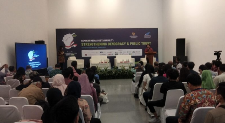 Sasmito Madrim, Ketua Panitia yang juga menjabat Koordinator Bidang Pelatihan dan Program Jurnalisme Berkualitas-KTJP2JB saat menyampaikan sambutan. 